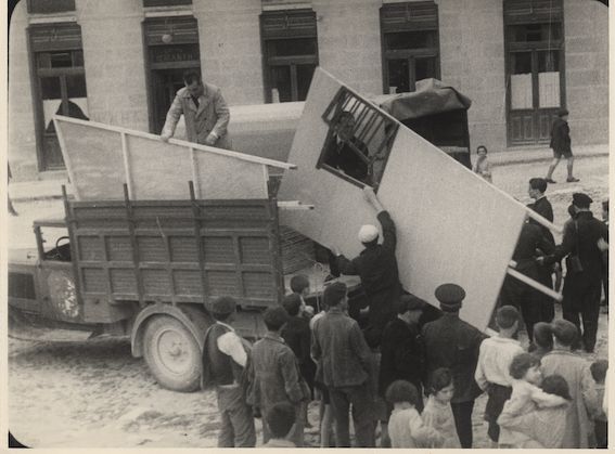Montage de la scène du théâtre ambulant La Barraca, Almazan, juillet 1932 © Herederos de Federico García Lorca