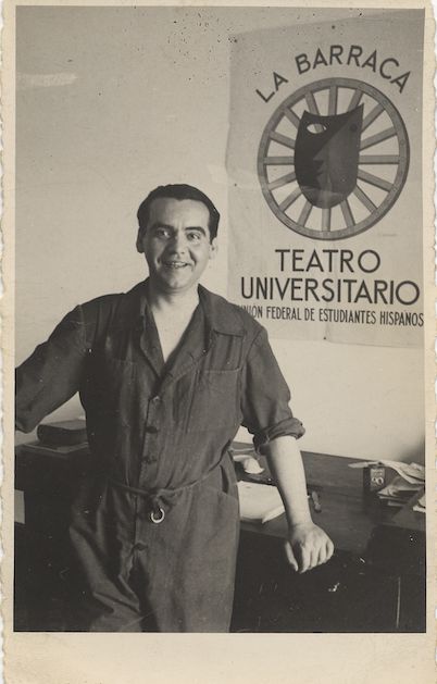 Federico García Lorca devant une affiche de La Barraca, dans sa chambre de la Huerta de San Vicente, été 1932 © Herederos de Federico García Lorca
