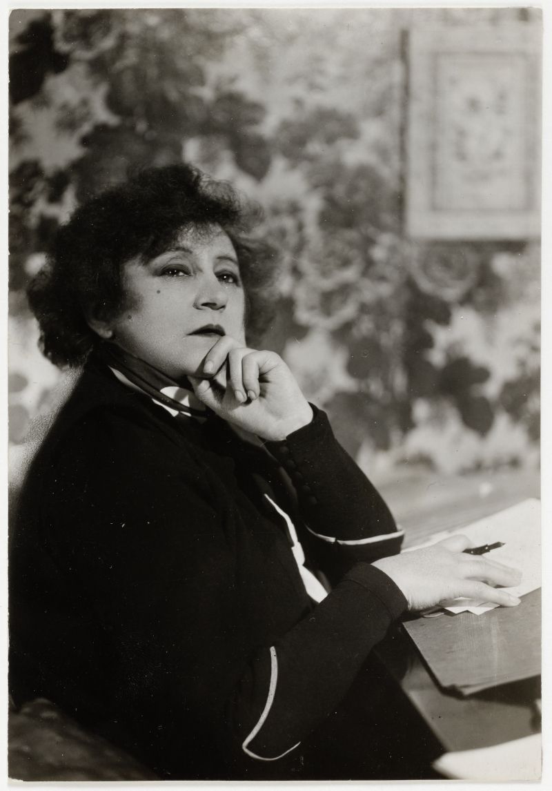 Photographe inconnu, Colette à sa table de travail, [Fin des années 1920], tirage argentique. Collection Frédéric Maget © D.R