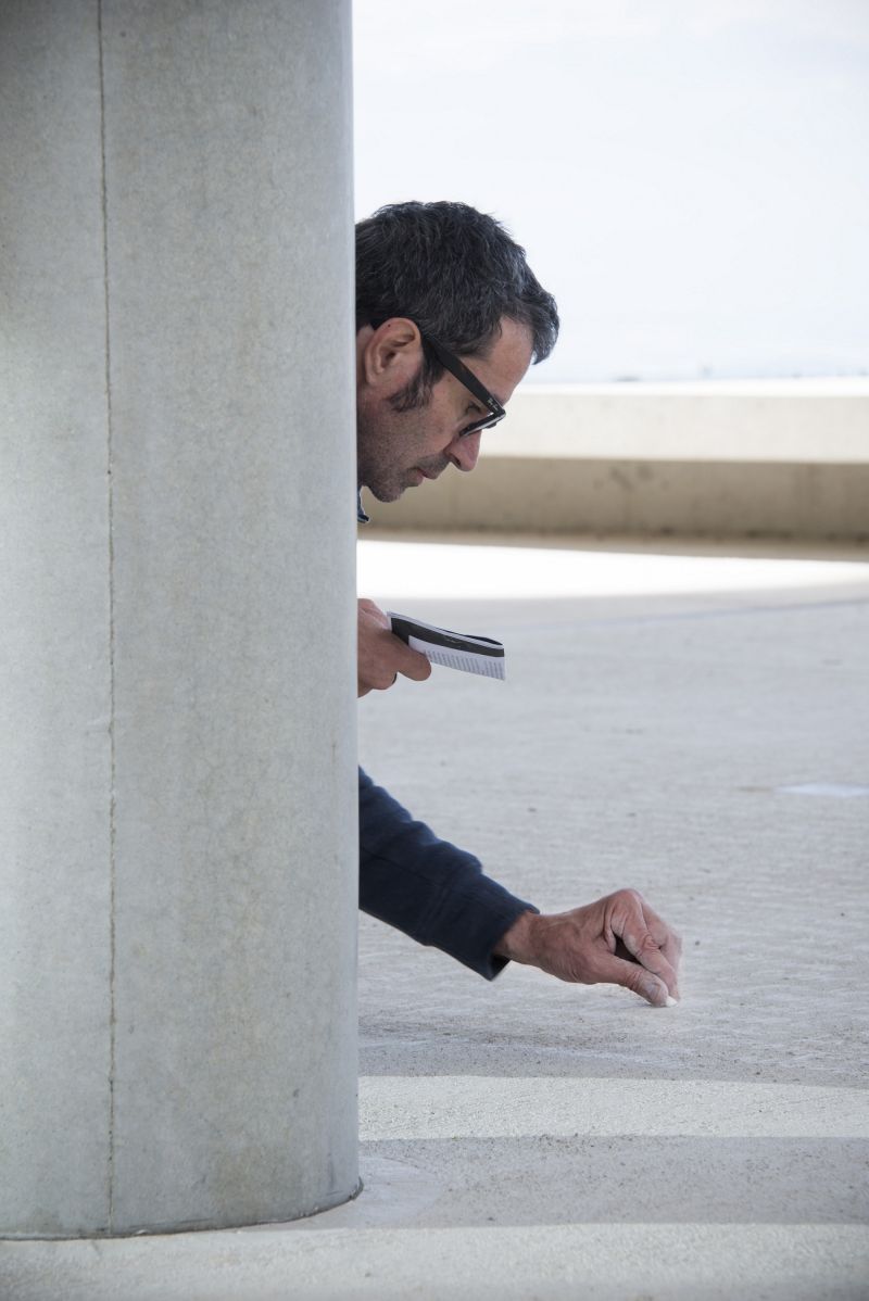 Performance de l'artiste-marcheur Jean-Christophe Norman